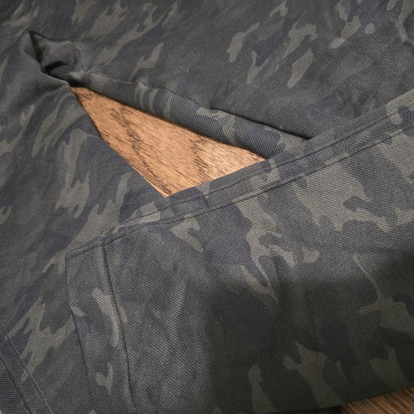 SPANX Look At Me Now Camouflage Leggings - Picture 6 of 7